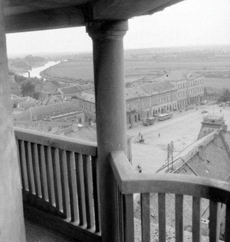 Baja, Szentháromság tér a Városháza mögötti Ferences templom tornyából- 1955 (Forrás: Fortepan)
